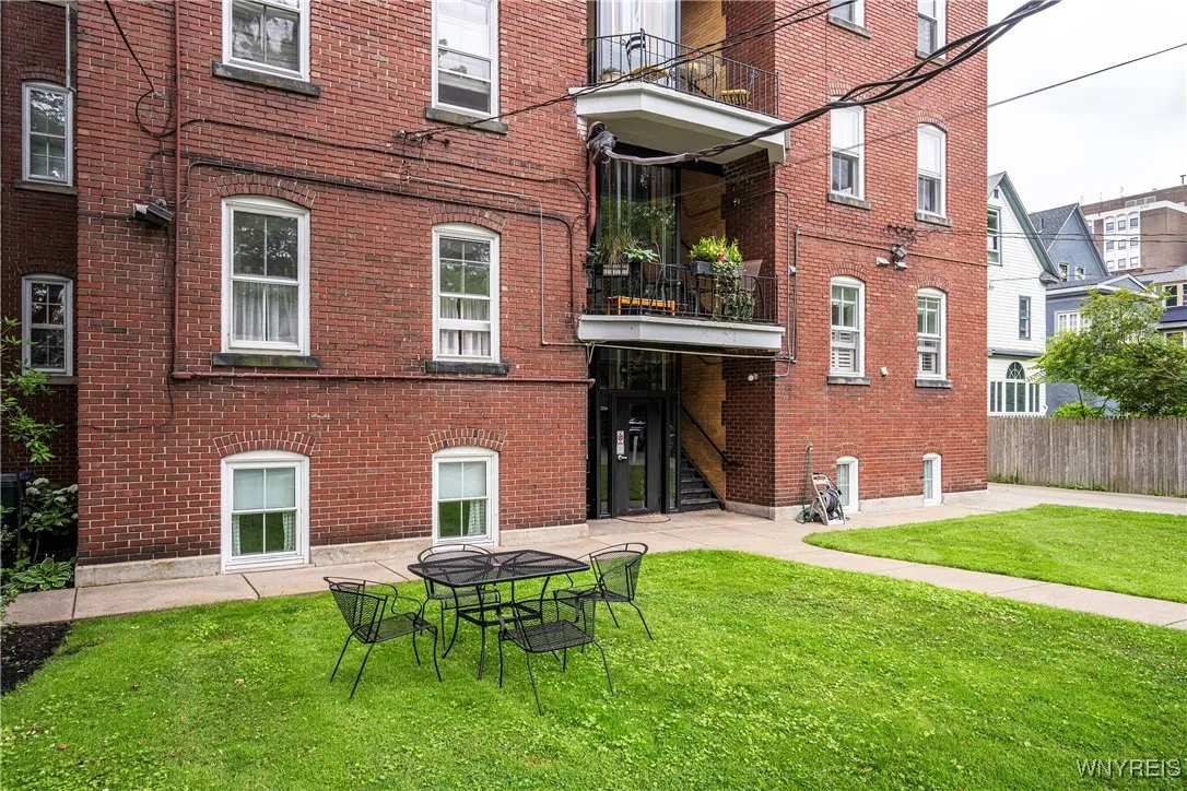 107 Oakland Place 1, Buffalo, New York 14222, Buffalo, New York 14222, 2 Bedrooms Bedrooms, 9 Rooms Rooms,2 BathroomsBathrooms,Residential,For Sale,107 Oakland Place 1, Buffalo, New York 14222,B1619249