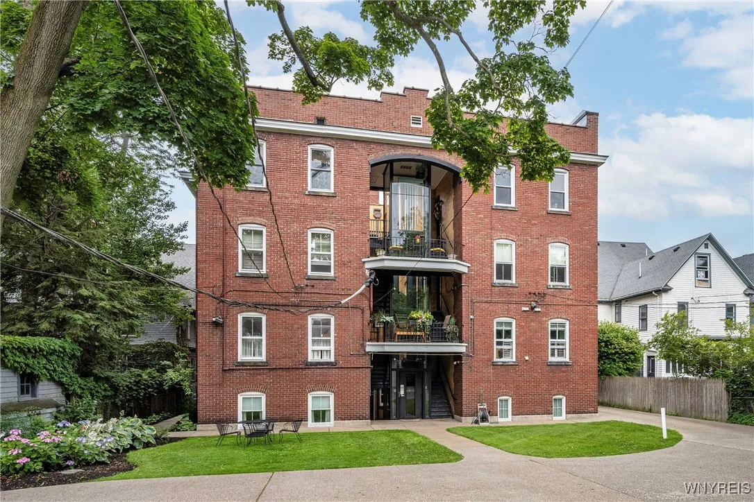 107 Oakland Place 1, Buffalo, New York 14222, Buffalo, New York 14222, 2 Bedrooms Bedrooms, 9 Rooms Rooms,2 BathroomsBathrooms,Residential,For Sale,107 Oakland Place 1, Buffalo, New York 14222,B1619249