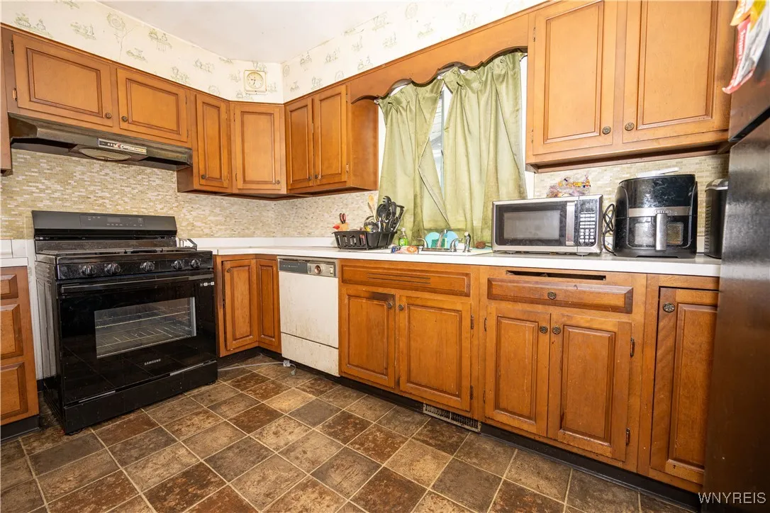 181 Ericson Avenue, Buffalo, New York 14215, Buffalo, New York 14215, 3 Bedrooms Bedrooms, 6 Rooms Rooms,1 BathroomBathrooms,Residential,For Sale,181 Ericson Avenue, Buffalo, New York 14215,B1619199