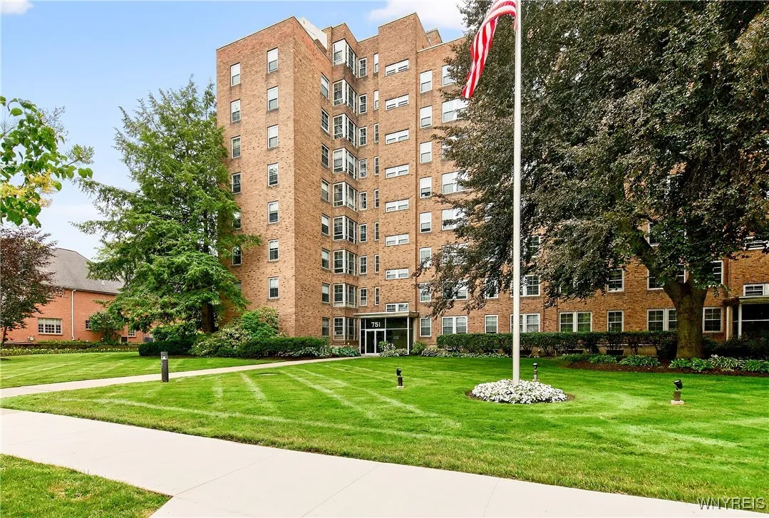 Buffalo, New York 14222, 2 Bedrooms Bedrooms, 8 Rooms Rooms,2 BathroomsBathrooms,Residential,For Sale,B1619548