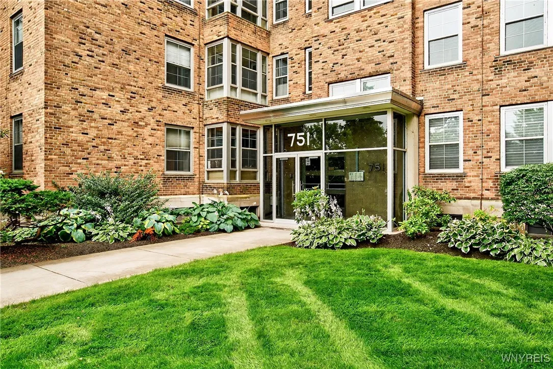 Buffalo, New York 14222, 2 Bedrooms Bedrooms, 8 Rooms Rooms,2 BathroomsBathrooms,Residential,For Sale,B1619548