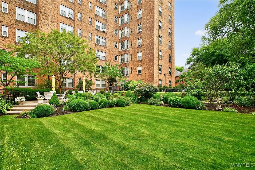 Buffalo, New York 14222, 2 Bedrooms Bedrooms, 8 Rooms Rooms,2 BathroomsBathrooms,Residential,For Sale,B1619548