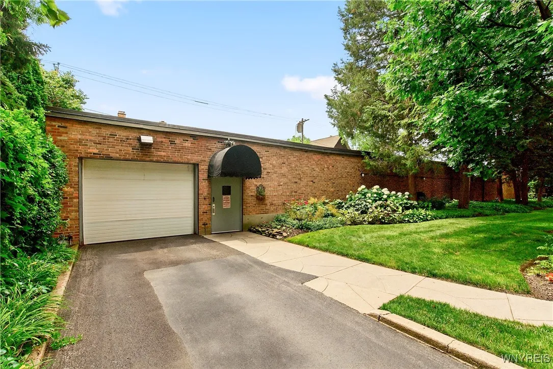 Buffalo, New York 14222, 2 Bedrooms Bedrooms, 8 Rooms Rooms,2 BathroomsBathrooms,Residential,For Sale,B1619548