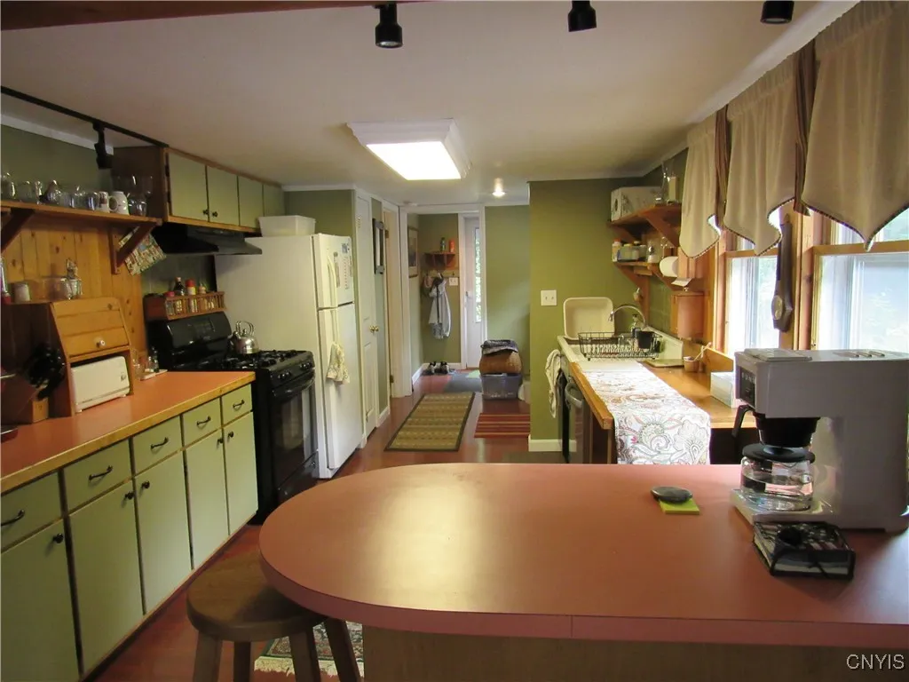 Kitchen - small island for conversation