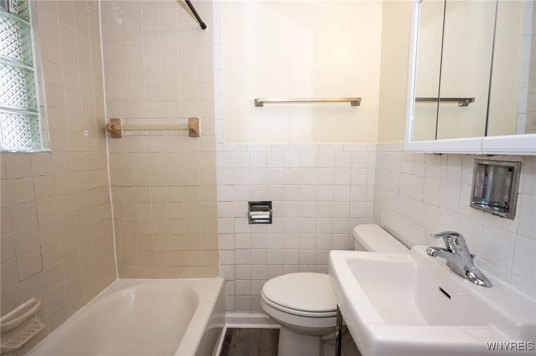 2363 Niagara Street, Buffalo, New York 14207, Buffalo, New York 14207, 7 Bedrooms Bedrooms, ,3 BathroomsBathrooms,Residential,For Sale,2363 Niagara Street, Buffalo, New York 14207,B1621680