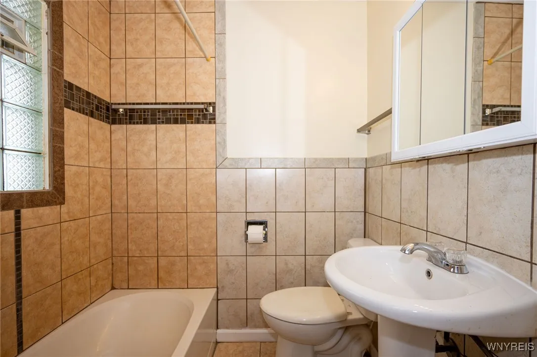 2363 Niagara Street, Buffalo, New York 14207, Buffalo, New York 14207, 7 Bedrooms Bedrooms, ,3 BathroomsBathrooms,Residential,For Sale,2363 Niagara Street, Buffalo, New York 14207,B1621680
