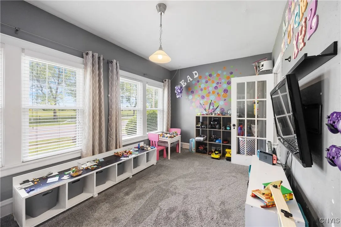 Additional living space/front room