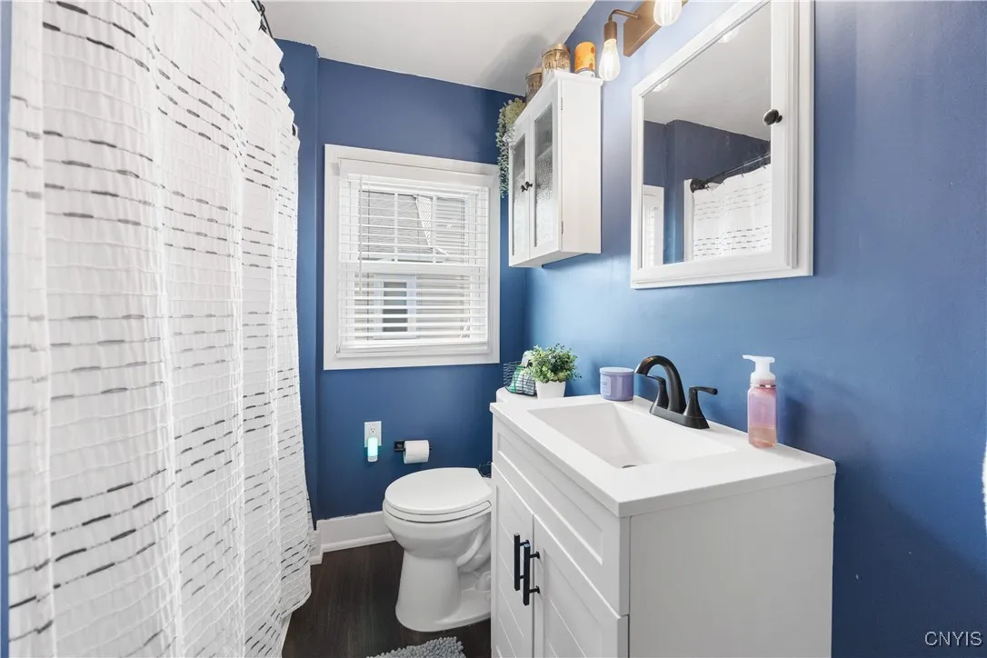 2nd floor full bathroom