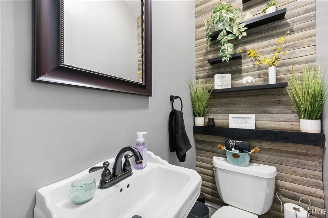 1st floor 1/2 bath