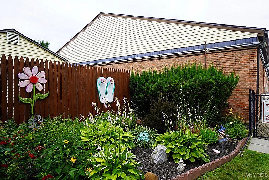 240 Stepping Stone Lane, Orchard Park, New York 14, Orchard Park, New York 14127, 2 Bedrooms Bedrooms, 5 Rooms Rooms,1 BathroomBathrooms,Residential,For Sale,240 Stepping Stone Lane, Orchard Park, New York 14,B1621350