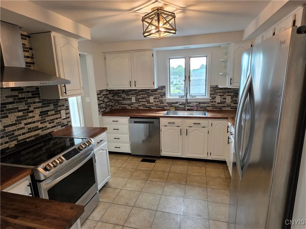 3978 Thrush Lane, Clay, New York 13090, Clay, New York 13090, 3 Bedrooms Bedrooms, 7 Rooms Rooms,1 BathroomBathrooms,Residential,For Sale,3978 Thrush Lane, Clay, New York 13090,S1622023