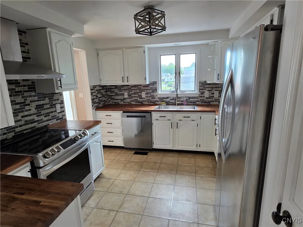 3978 Thrush Lane, Clay, New York 13090, Clay, New York 13090, 3 Bedrooms Bedrooms, 7 Rooms Rooms,1 BathroomBathrooms,Residential,For Sale,3978 Thrush Lane, Clay, New York 13090,S1622023