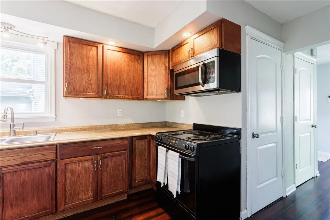 93 Atwell Street, Rochester, New York 14612, Rochester, New York 14612, 2 Bedrooms Bedrooms, 5 Rooms Rooms,1 BathroomBathrooms,Residential,For Sale,93 Atwell Street, Rochester, New York 14612,R1621574