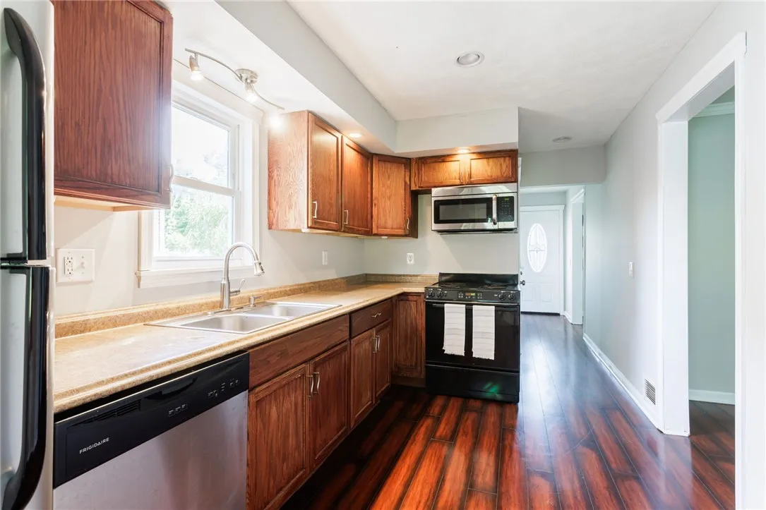 93 Atwell Street, Rochester, New York 14612, Rochester, New York 14612, 2 Bedrooms Bedrooms, 5 Rooms Rooms,1 BathroomBathrooms,Residential,For Sale,93 Atwell Street, Rochester, New York 14612,R1621574