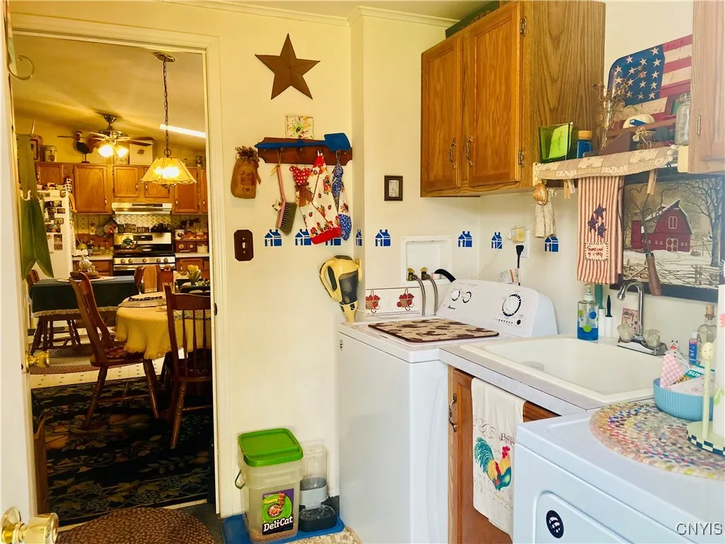 Mudroom/laundry at side entry