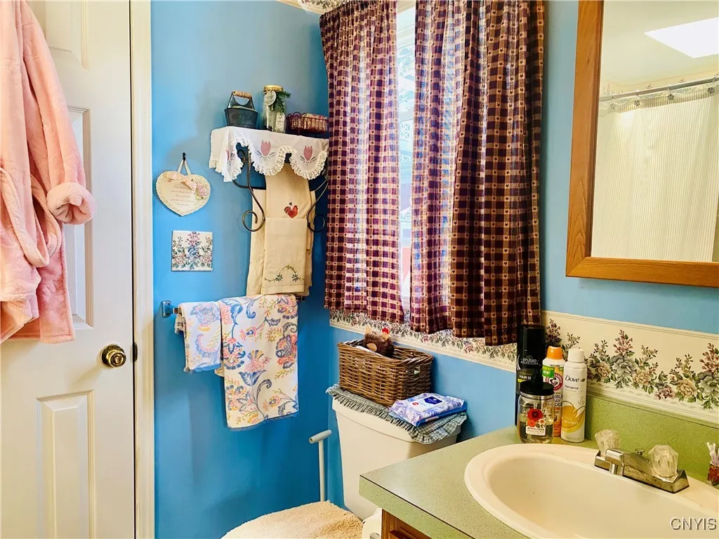 Full bath off 2nd bedroom