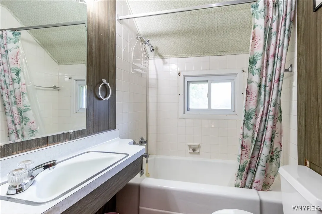 Full bath on the second floor.