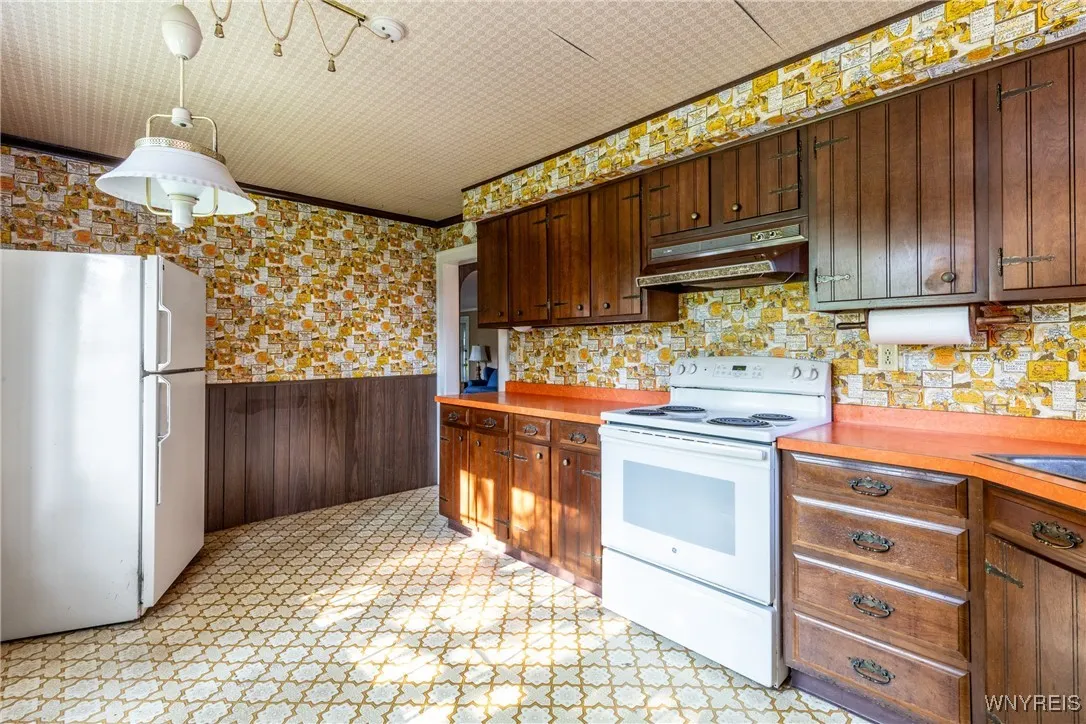 All of the appliances stay...including the extra fridge and chest freezer in the basement.