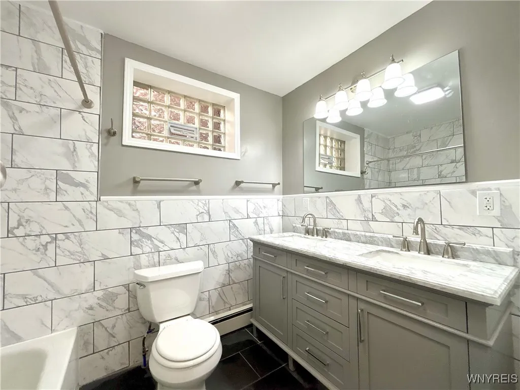 42 Richmond Avenue, Buffalo, New York 14222, Buffalo, New York 14222, 2 Bedrooms Bedrooms, 8 Rooms Rooms,1 BathroomBathrooms,Residential Lease,For Rent,42 Richmond Avenue, Buffalo, New York 14222,B1621742