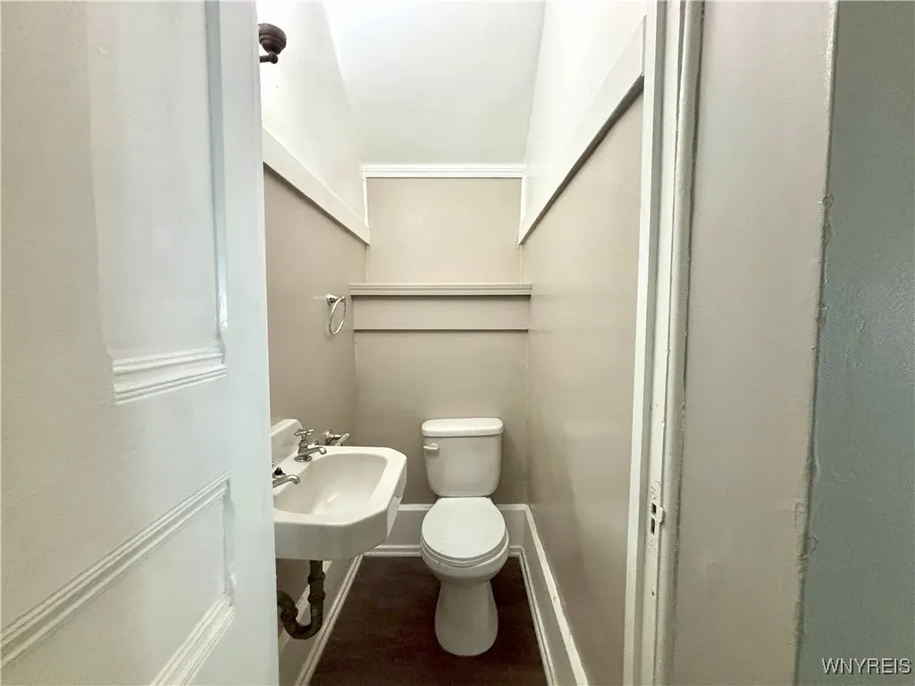 42 Richmond Avenue, Buffalo, New York 14222, Buffalo, New York 14222, 2 Bedrooms Bedrooms, 8 Rooms Rooms,1 BathroomBathrooms,Residential Lease,For Rent,42 Richmond Avenue, Buffalo, New York 14222,B1621742