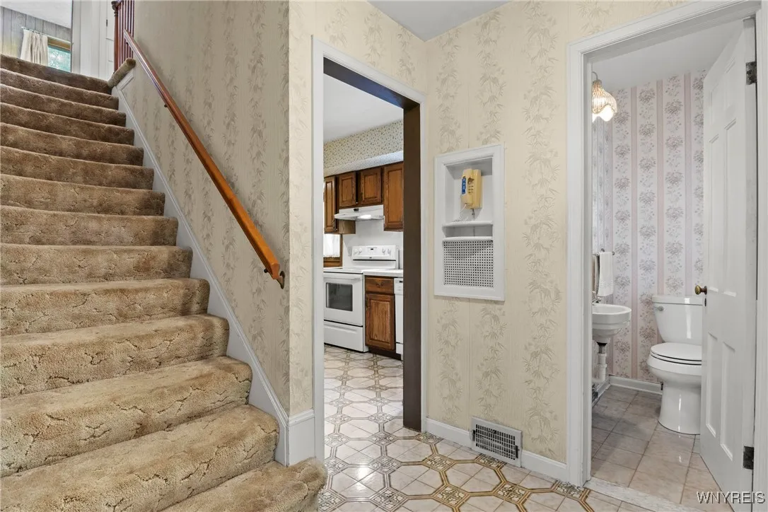 9120 Champlain Avenue, Niagara Falls, New York 143, Niagara Falls, New York 14304, 3 Bedrooms Bedrooms, 7 Rooms Rooms,1 BathroomBathrooms,Residential,For Sale,9120 Champlain Avenue, Niagara Falls, New York 143,B1621784