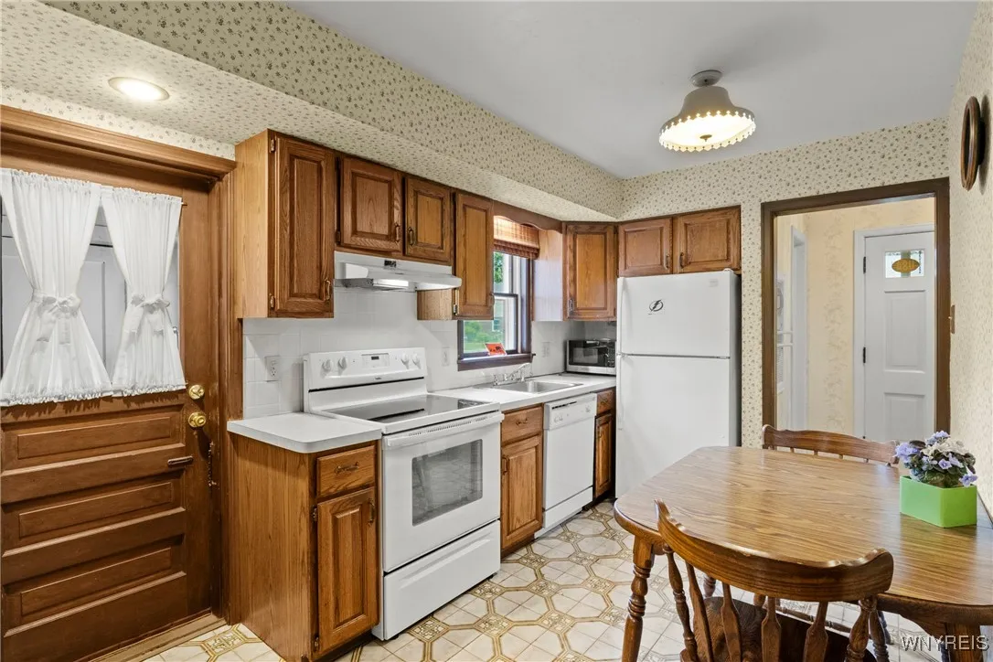 9120 Champlain Avenue, Niagara Falls, New York 143, Niagara Falls, New York 14304, 3 Bedrooms Bedrooms, 7 Rooms Rooms,1 BathroomBathrooms,Residential,For Sale,9120 Champlain Avenue, Niagara Falls, New York 143,B1621784