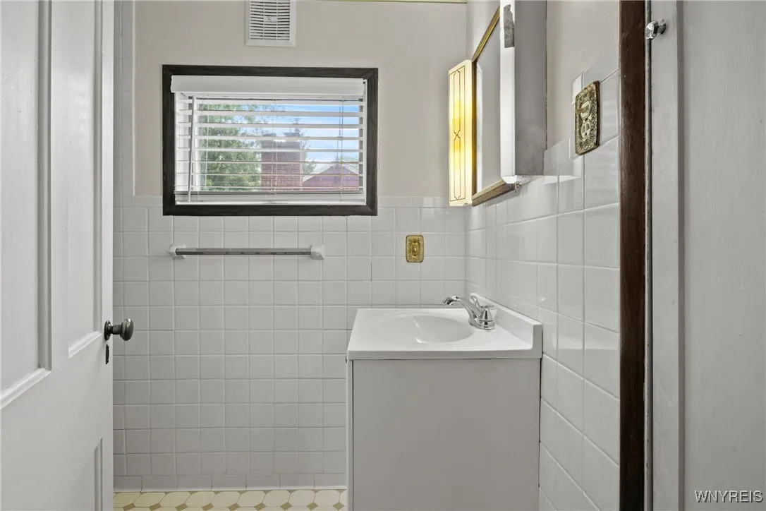 9120 Champlain Avenue, Niagara Falls, New York 143, Niagara Falls, New York 14304, 3 Bedrooms Bedrooms, 7 Rooms Rooms,1 BathroomBathrooms,Residential,For Sale,9120 Champlain Avenue, Niagara Falls, New York 143,B1621784