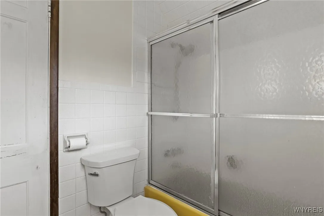 9120 Champlain Avenue, Niagara Falls, New York 143, Niagara Falls, New York 14304, 3 Bedrooms Bedrooms, 7 Rooms Rooms,1 BathroomBathrooms,Residential,For Sale,9120 Champlain Avenue, Niagara Falls, New York 143,B1621784