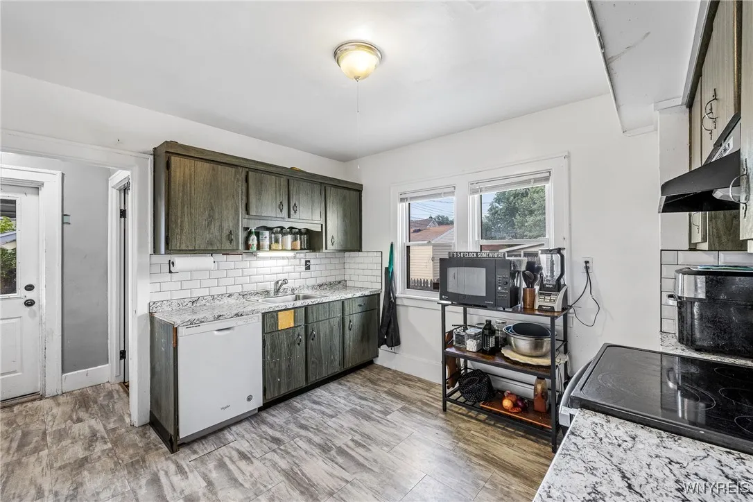 175 Tremont Avenue, Tonawanda, New York 14217, Tonawanda, New York 14217, 4 Bedrooms Bedrooms, 10 Rooms Rooms,2 BathroomsBathrooms,Residential,For Sale,175 Tremont Avenue, Tonawanda, New York 14217,B1622047