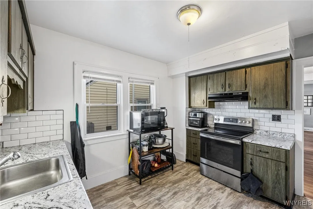175 Tremont Avenue, Tonawanda, New York 14217, Tonawanda, New York 14217, 4 Bedrooms Bedrooms, 10 Rooms Rooms,2 BathroomsBathrooms,Residential,For Sale,175 Tremont Avenue, Tonawanda, New York 14217,B1622047