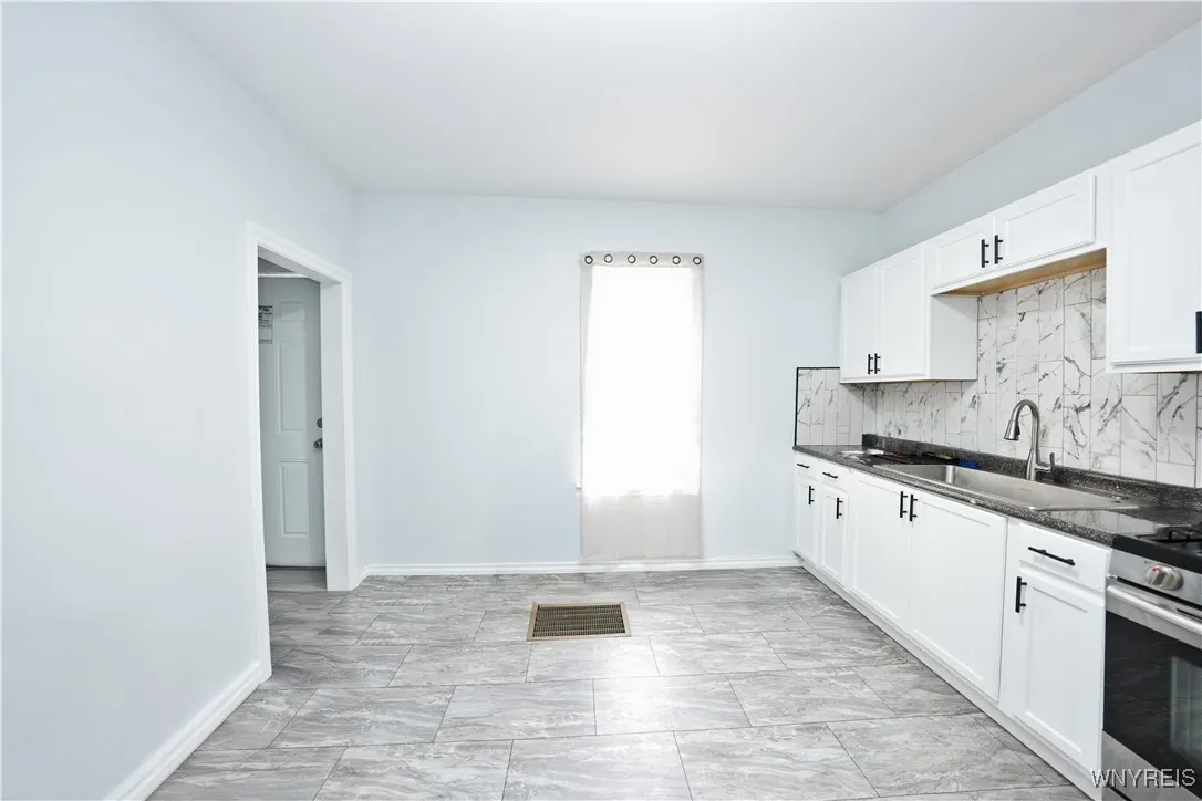 290 Riverside Avenue, Buffalo, New York 14207, Buffalo, New York 14207, 5 Bedrooms Bedrooms, 10 Rooms Rooms,2 BathroomsBathrooms,Residential,For Sale,290 Riverside Avenue, Buffalo, New York 14207,B1621666