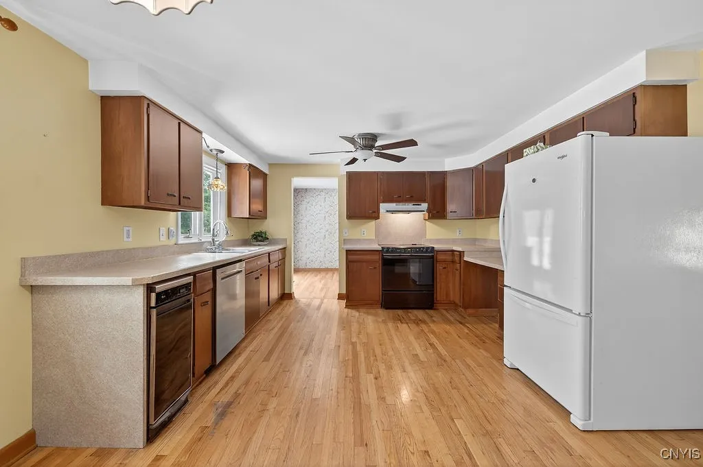 Kitchen, all appliances stay