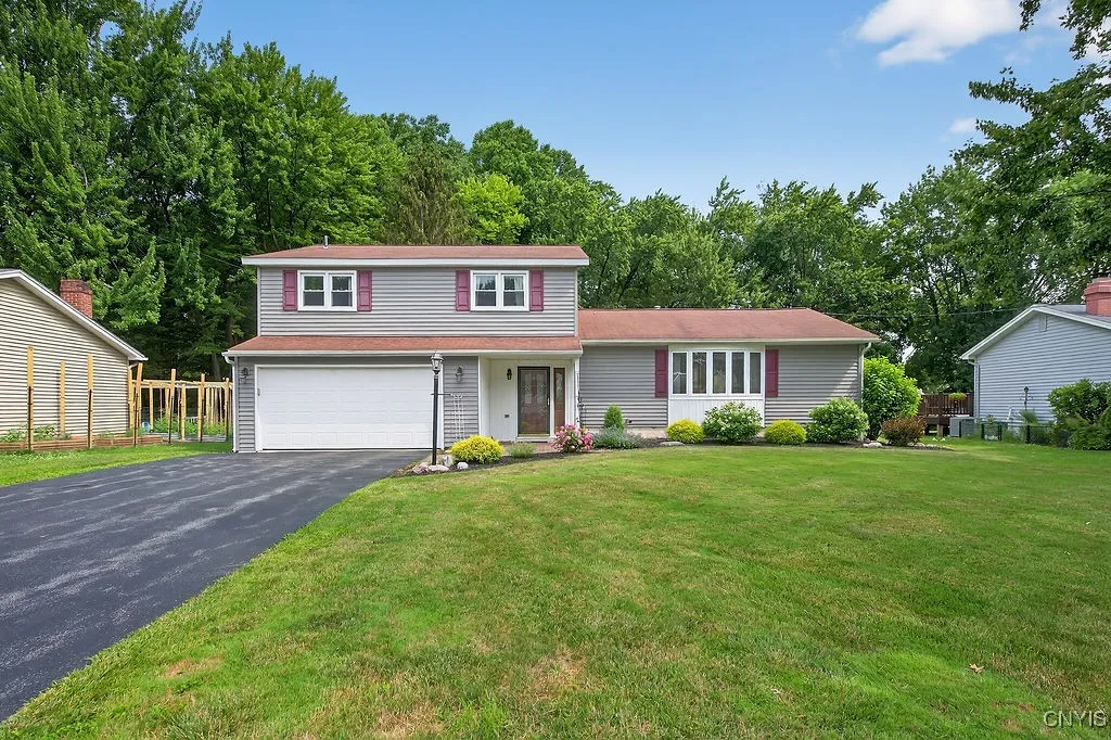 Front of the house view with double wide drive