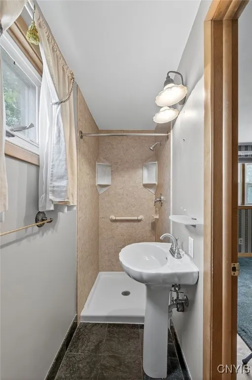 Full bath off of owners bedroom