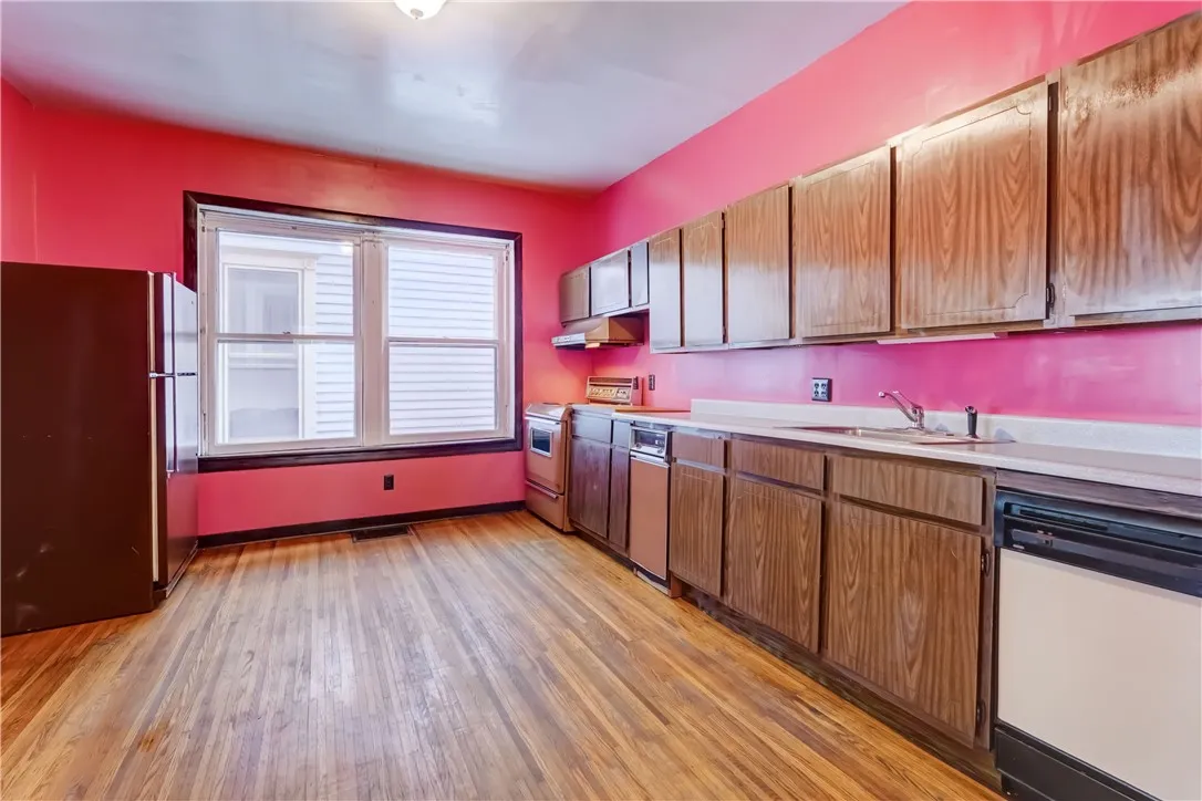 121 Merriman Street, Rochester, New York 14607, Rochester, New York 14607, 5 Bedrooms Bedrooms, 10 Rooms Rooms,2 BathroomsBathrooms,Residential,For Sale,121 Merriman Street, Rochester, New York 14607,R1621065