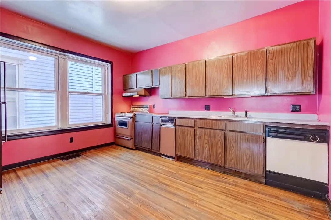 121 Merriman Street, Rochester, New York 14607, Rochester, New York 14607, 5 Bedrooms Bedrooms, 10 Rooms Rooms,2 BathroomsBathrooms,Residential,For Sale,121 Merriman Street, Rochester, New York 14607,R1621065