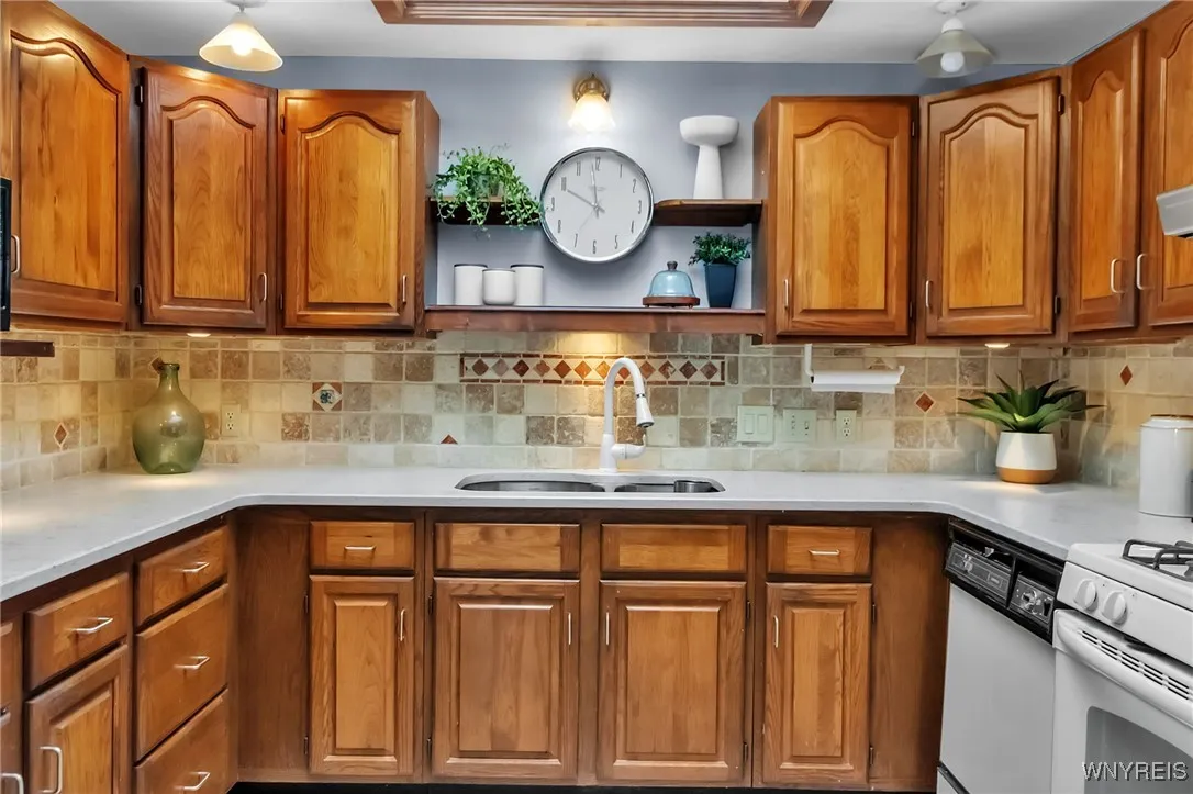 198 Hickory Hill Road, Amherst, New York 14221, Amherst, New York 14221, 2 Bedrooms Bedrooms, 7 Rooms Rooms,2 BathroomsBathrooms,Residential,For Sale,198 Hickory Hill Road, Amherst, New York 14221,B1620339