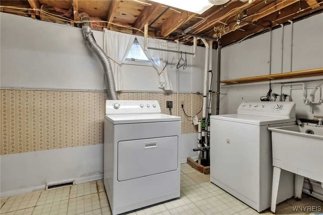 198 Hickory Hill Road, Amherst, New York 14221, Amherst, New York 14221, 2 Bedrooms Bedrooms, 7 Rooms Rooms,2 BathroomsBathrooms,Residential,For Sale,198 Hickory Hill Road, Amherst, New York 14221,B1620339