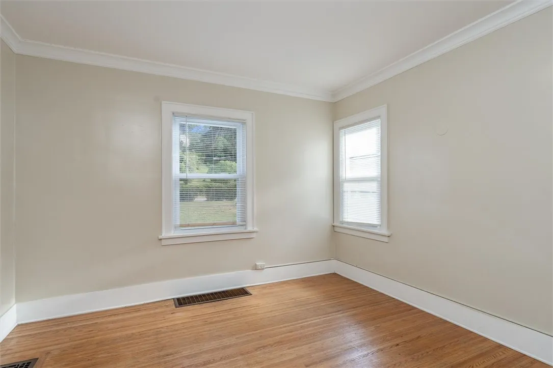 425 Highland Avenue, Rochester, New York 14620, Rochester, New York 14620, 3 Bedrooms Bedrooms, 8 Rooms Rooms,2 BathroomsBathrooms,Residential Lease,For Rent,425 Highland Avenue, Rochester, New York 14620,R1622193