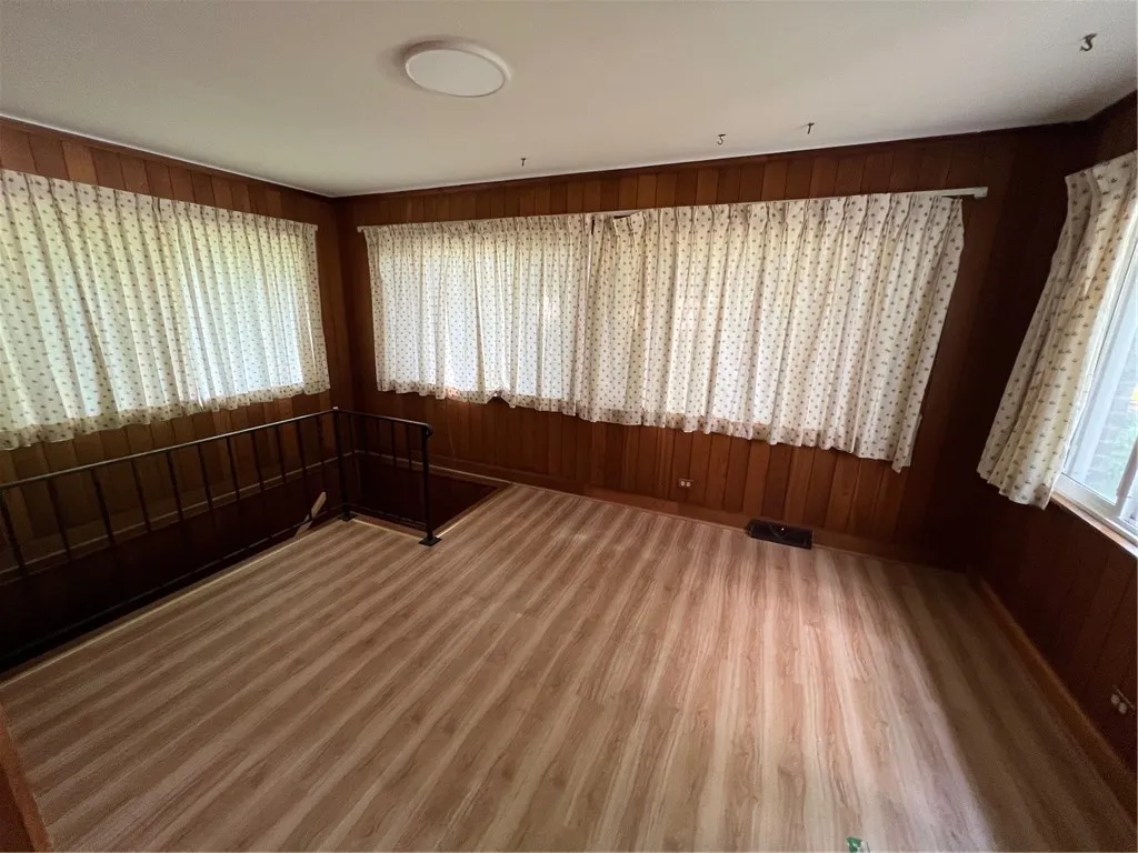 bonus room/office area/den