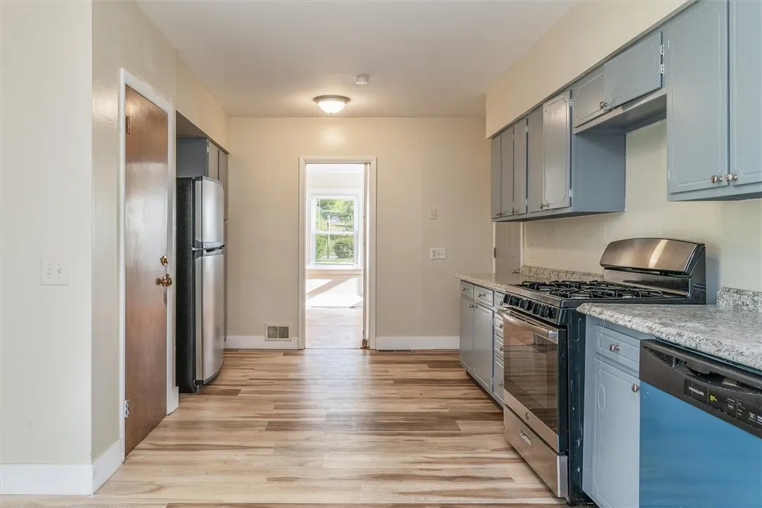 425 Highland Avenue, Rochester, New York 14620, Rochester, New York 14620, 3 Bedrooms Bedrooms, 8 Rooms Rooms,2 BathroomsBathrooms,Residential Lease,For Rent,425 Highland Avenue, Rochester, New York 14620,R1622193