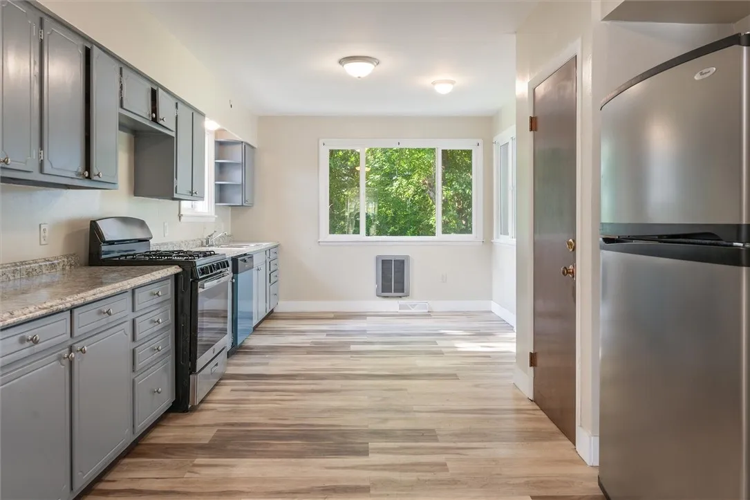 425 Highland Avenue, Rochester, New York 14620, Rochester, New York 14620, 3 Bedrooms Bedrooms, 8 Rooms Rooms,2 BathroomsBathrooms,Residential Lease,For Rent,425 Highland Avenue, Rochester, New York 14620,R1622193