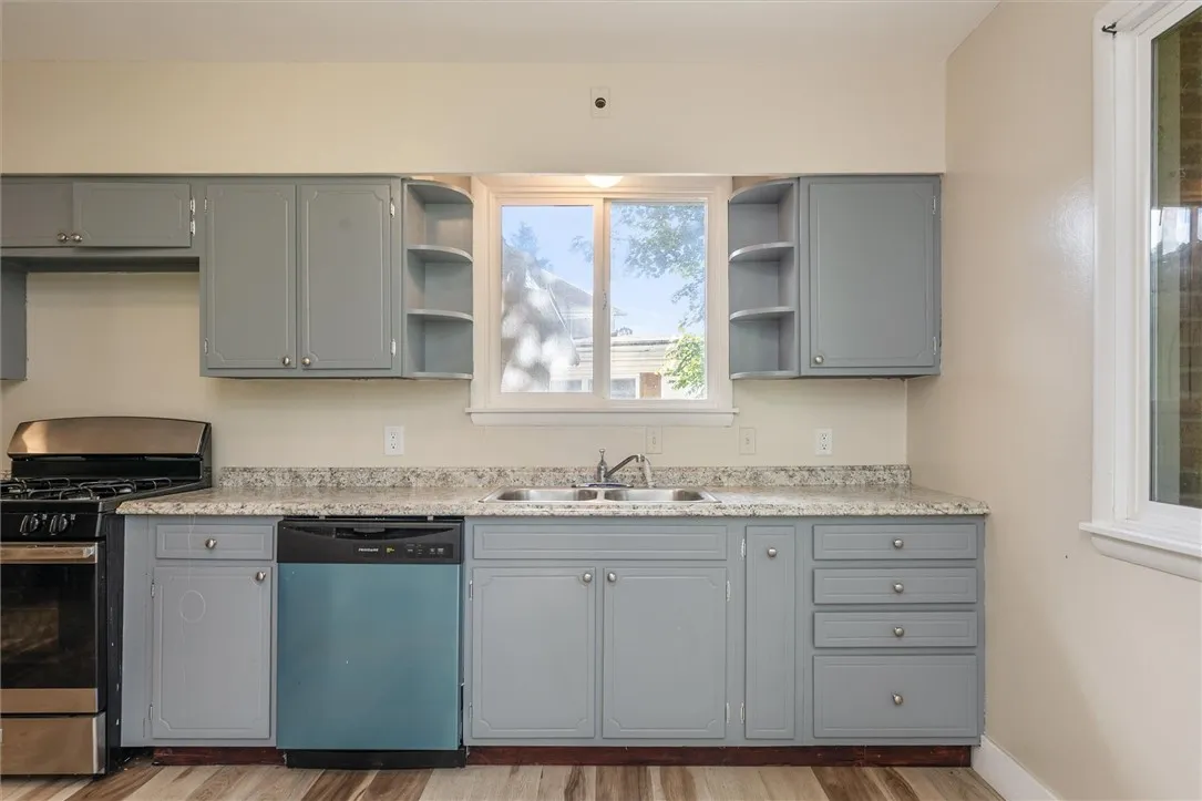 425 Highland Avenue, Rochester, New York 14620, Rochester, New York 14620, 3 Bedrooms Bedrooms, 8 Rooms Rooms,2 BathroomsBathrooms,Residential Lease,For Rent,425 Highland Avenue, Rochester, New York 14620,R1622193