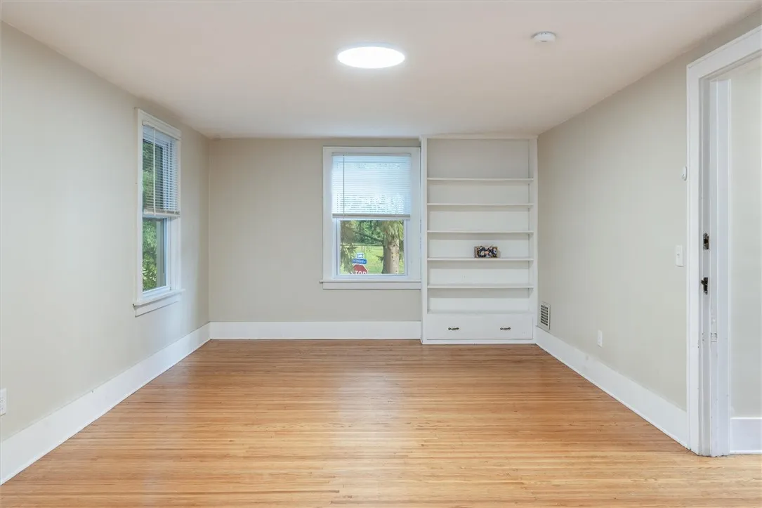 425 Highland Avenue, Rochester, New York 14620, Rochester, New York 14620, 3 Bedrooms Bedrooms, 8 Rooms Rooms,2 BathroomsBathrooms,Residential Lease,For Rent,425 Highland Avenue, Rochester, New York 14620,R1622193