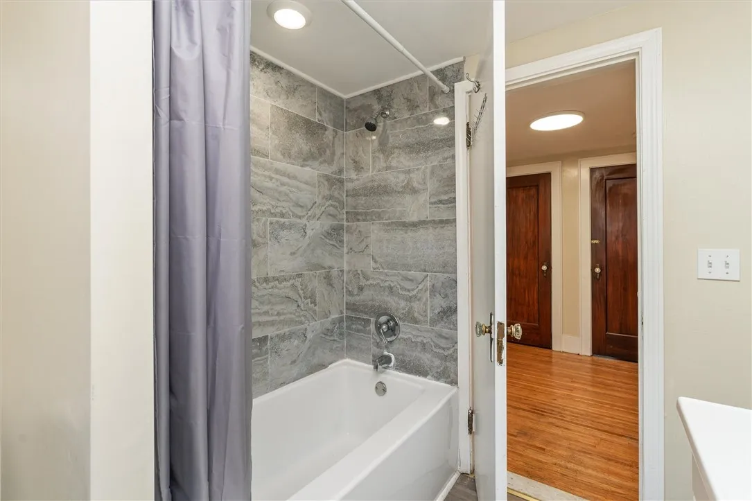 425 Highland Avenue, Rochester, New York 14620, Rochester, New York 14620, 3 Bedrooms Bedrooms, 8 Rooms Rooms,2 BathroomsBathrooms,Residential Lease,For Rent,425 Highland Avenue, Rochester, New York 14620,R1622193