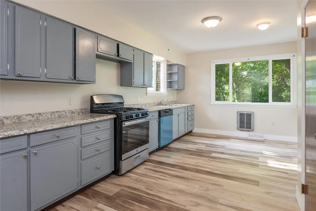 425 Highland Avenue, Rochester, New York 14620, Rochester, New York 14620, 3 Bedrooms Bedrooms, 8 Rooms Rooms,2 BathroomsBathrooms,Residential Lease,For Rent,425 Highland Avenue, Rochester, New York 14620,R1622193