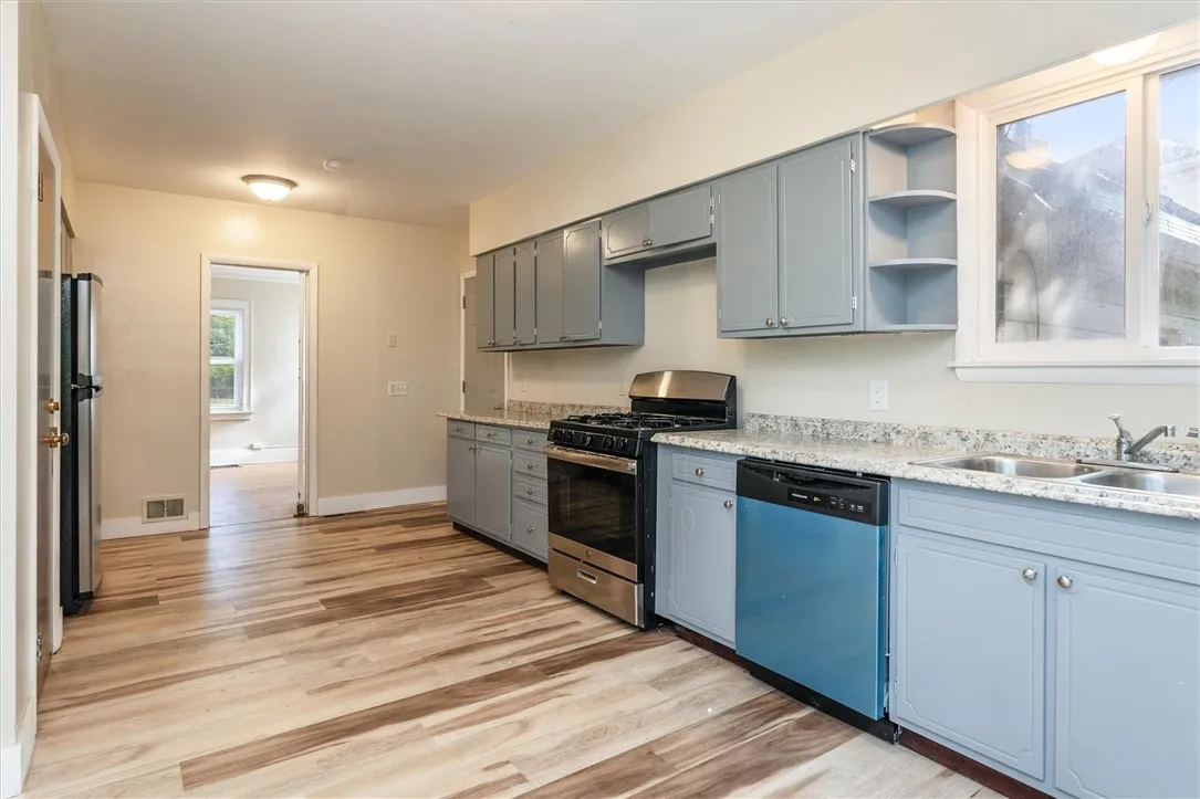 425 Highland Avenue, Rochester, New York 14620, Rochester, New York 14620, 3 Bedrooms Bedrooms, 8 Rooms Rooms,2 BathroomsBathrooms,Residential Lease,For Rent,425 Highland Avenue, Rochester, New York 14620,R1622193