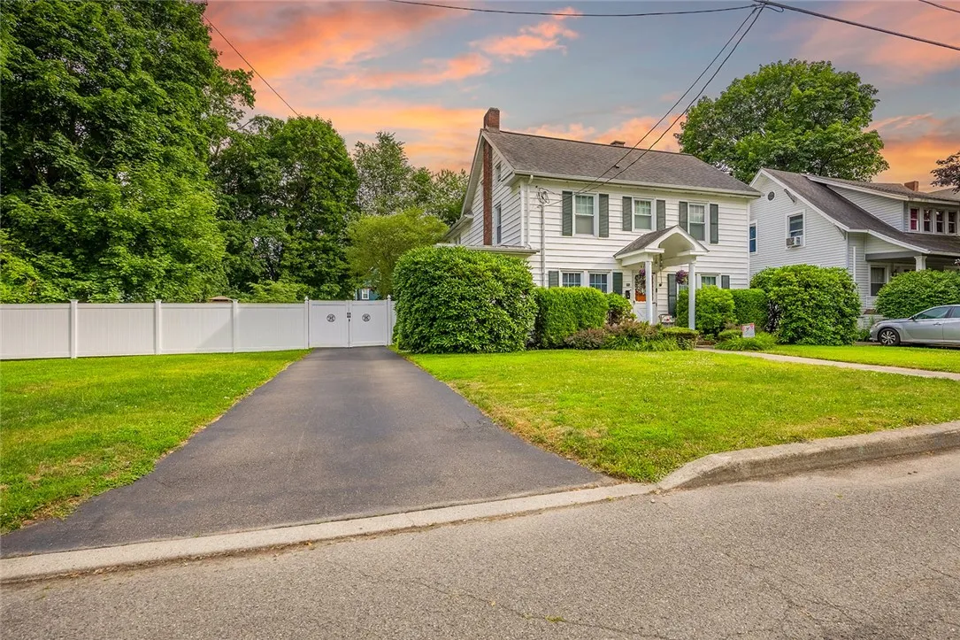 917 West Gray Street, Elmira, New York 14905, Elmira, New York 14905, 5 Bedrooms Bedrooms, 13 Rooms Rooms,2 BathroomsBathrooms,Residential,For Sale,917 West Gray Street, Elmira, New York 14905,R1621502