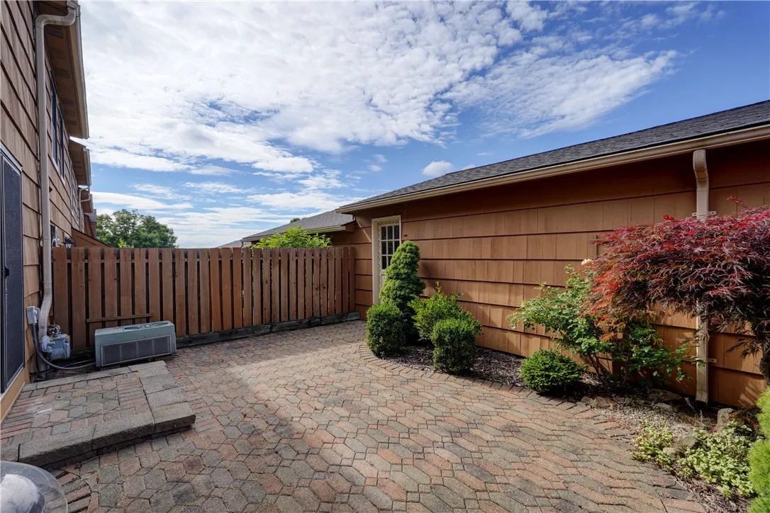 9 Dunbridge Heights, Perinton, New York 14450, Perinton, New York 14450, 3 Bedrooms Bedrooms, 7 Rooms Rooms,2 BathroomsBathrooms,Residential,For Sale,9 Dunbridge Heights, Perinton, New York 14450,R1620182