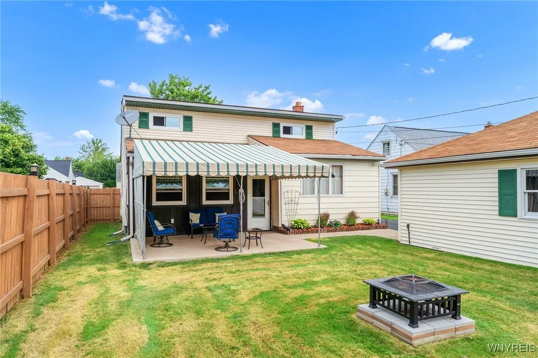 another view of the backyard